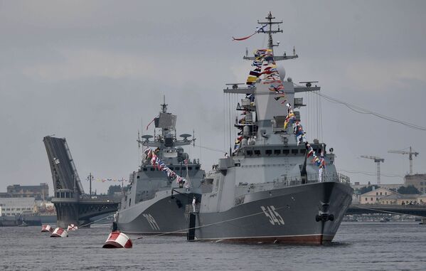 سفية حربية  دورية من نوع كورفيت ستويكي (صامد)، وسفينة إنزال أكولا (قرش) خلال العرض العسكري البحري في سان بطرسبورغ، روسيا - سبوتنيك عربي