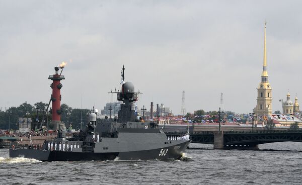 زورق الصواريخ الصغيرة سيرباخوف خلال العرض العسكري البحري تكريما للقوات البحرية الروسية في سان بطرسبورغ، روسيا - سبوتنيك عربي