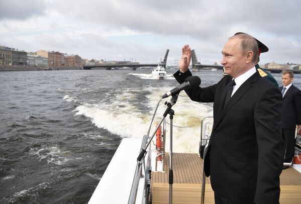 الرئيس الروسي والقائد الأعلى لقوات روسيا الاتحادية فلاديمير بوتين يشارك في مراسم الاحتفال بيوم البحرية الروسية في مدينة سان بطرسبورغ، روسيا - سبوتنيك عربي