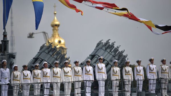 أثناء مراسم  الاحتفال بيوم القوات البحرية الروسية في سان بطرسبورغ روسيا - سبوتنيك عربي