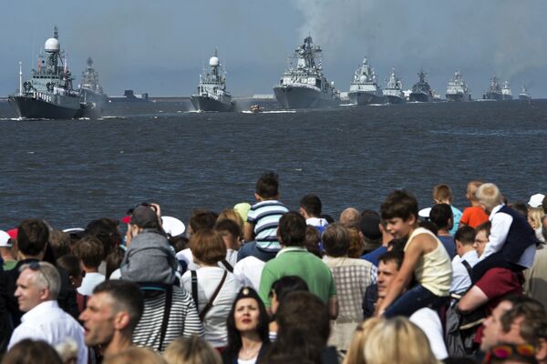 الجمهور على خلفية سفن حربية مشاركة في العرض العسكري البحري احتفالا بيوم القوات البحرية الروسية في كرانشتاد، روسيا - سبوتنيك عربي