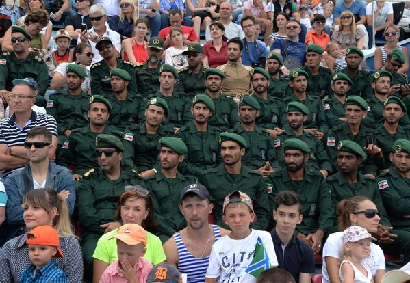 مشاة البحرية الإيراننية ضمن الحضور في مراسم  الاحتفال بيوم القوات البحرية الروسية في فلاديفوستوك، روسيا - سبوتنيك عربي