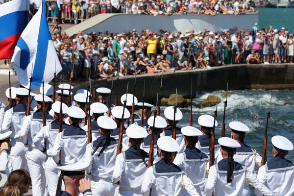 البحارة الروس خلال سيرهم في مراسم الاحتفال بيوم البحرية الروسية في سيفاستوبل، القرم، روسيا - سبوتنيك عربي