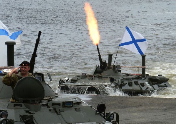 إنزال كتيبة قوات المركبات الهجومية البرمائية بي تي ىر-80 (BTR-80)، والتي تشارك في العرض العسكري البحري بمناسبة يوم القوات البحرية الروسية في فلاديفوستوك، روسيا - سبوتنيك عربي