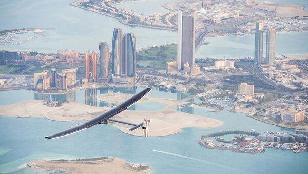 تجربة طائرة تعمل على الطاقة الشمسية فوق أبو ظبي - سبوتنيك عربي