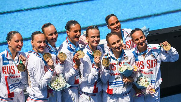 الفريق الروسي يفوز بالذهبية في نهائي بطولة العالم للسباحة الإيقاعية للنساء، بودابست - سبوتنيك عربي