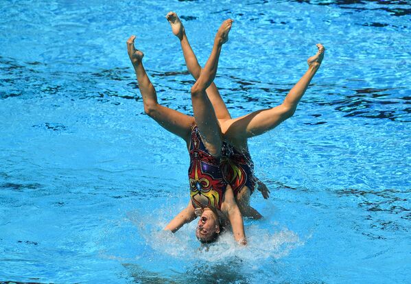 الثنائي الروسي في نهائي بطولة العالم للسباحة الإيقاعية للنساء، بودابست - سبوتنيك عربي