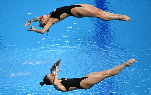 الروسيتان ناديجدا باجينا وكريستينا إليينيخ في نهائي بطولة العالم للسباحة الإيقاعية في فئة القفز من ارتفاع 3م للنساء، بودابست - سبوتنيك عربي