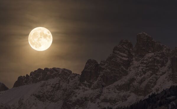 القائمة القصيرة لمسابقة التصوير الفلكي الدولية أستروفوتوغروفي لعام 2017 (Insight Astronomy Photographer of the Year) - صورة بعنوان القمر العملاق  (Super Moon)  للمصورة جورجيا هوفر - سبوتنيك عربي