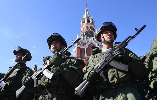 القوات المظلية الروسية تحتفل في موسكو - سبوتنيك عربي