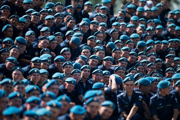 القوات المظلية الروسية تحتفل في تشيتا - سبوتنيك عربي