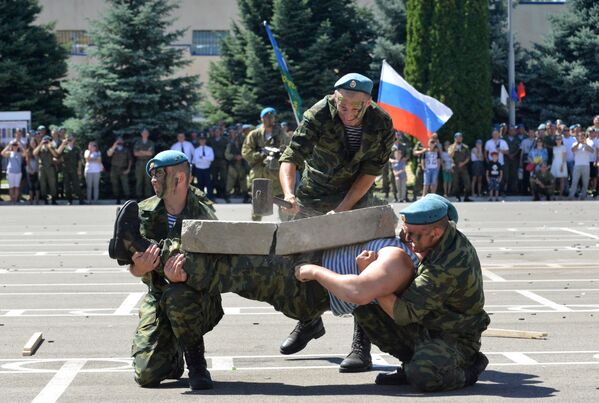 القوات المظلية الروسية تحتفل في ستافروبولسكي كراي - سبوتنيك عربي