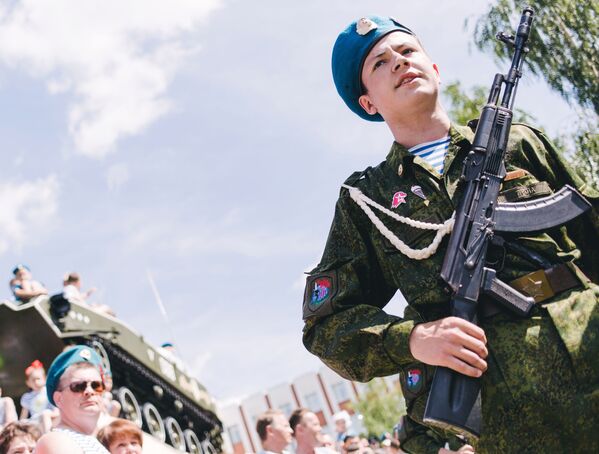 القوات المظلية الروسية تحتفل في إيفانوفو - سبوتنيك عربي