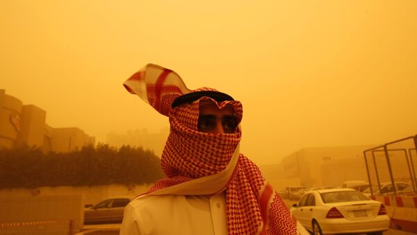 مواطن من السعودية خلال العاصفة الرملية - سبوتنيك عربي