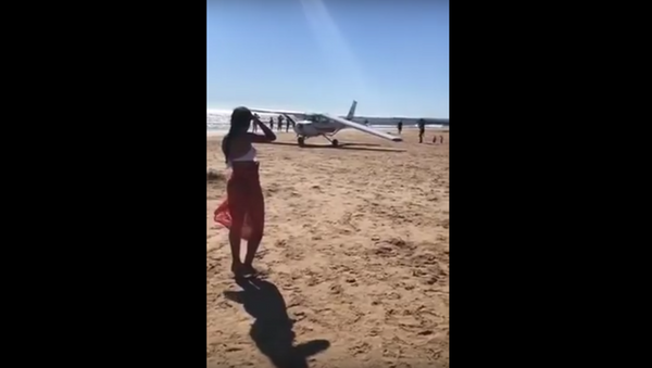 هبوط طائرة على شاطئ في البرتغال - سبوتنيك عربي