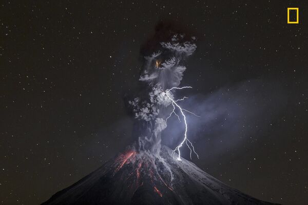 المصور سرغيو تابيرو فيلاسكو فاز بجائزة ناشيونال جيوغرافيك لأفضل مصور رحلات عام 2017 - صورة قوة الطبيعة لبركان كوليما في المكسيك - سبوتنيك عربي
