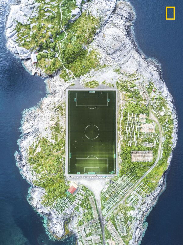 المصور ميشا دي-سترويف فاز بجائزة ناشيونال جيوغرافيك لأفضل مصور رحلات عام 2017 - صورة ساحة ملعب هينينغسفير لملعب كرة قدم في جزر لوفوتين في النرويج، من ارتفاع 120 مترا - سبوتنيك عربي