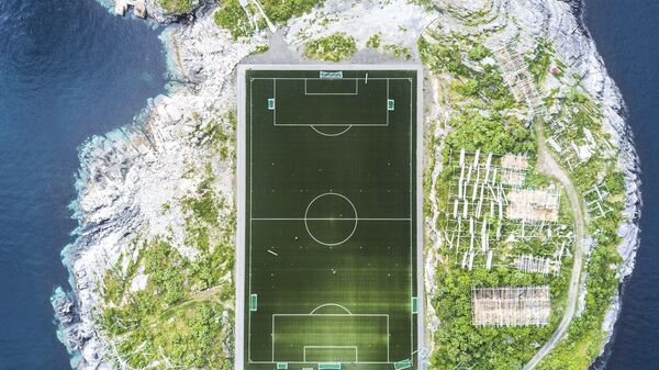  المصور ميشا دي-سترويف فاز بجائزة ناشيونال جيوغرافيك لأفضل مصور رحلات عام 2017 - صورة ساحة ملعب هينينغسفير لملعب كرة قدم في جزر لوفوتين في النرويج، من ارتفاع 120 مترا - سبوتنيك عربي