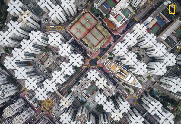 المصور أندي يونغ فاز بجائزة ناشيونال جيوغرافيك لأفضل مصور رحلات عام 2017 - صورة المدينة المسيجة، صورة جوية لهونغ كونغ - سبوتنيك عربي