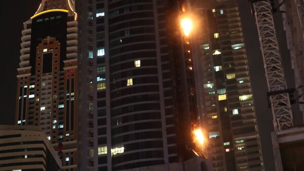 حريق هائل في برج الشعلة في دبي، الإمارات - سبوتنيك عربي