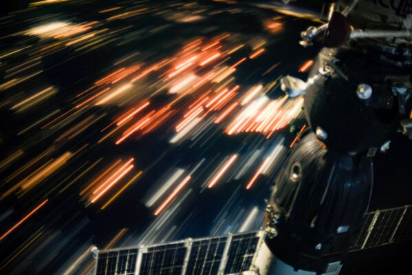 المدن في الليل عند الطيران فوقها بسرعة 28000 كم/ ساعة. التقط الصورة  سيرغي ريازانسكي، بينما قطعت محطة الفضاء الدولية مسافة 120 كيلومترا. - سبوتنيك عربي