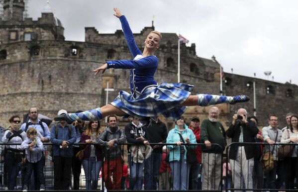 مهرجان الرقص العسكري في ادينبورغ كاستل في اسكتلندا، بريطانيا العظمى 31 يوليو/ تموز 2017 - سبوتنيك عربي