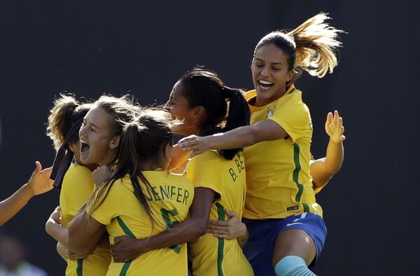 الفريق البرازيلي لكرة القدم الأمريكية بين النساء يحتفل بالفوز على نظيره الأمريكي في نصف الدوري من البطولة في سان دييغو، 30 يوليو/ تموز 2017 - سبوتنيك عربي