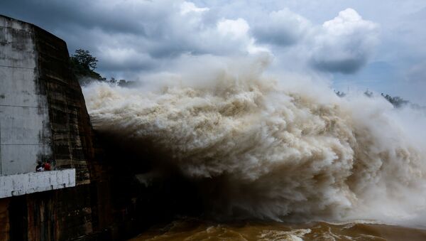 تدفق المياه في توليد الطاقة الكهرمائية في فيتنام بعد الإعصار - سبوتنيك عربي