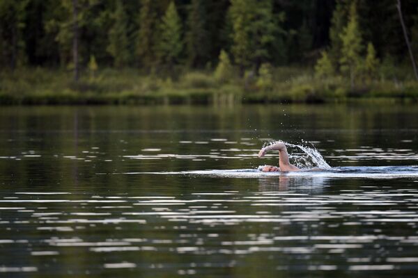 الرئيس فلاديمير بوتين يسبح في نهر جبلي في جمهورية تيفا، روسيا (1-3) أغسطس/ آب) - سبوتنيك عربي