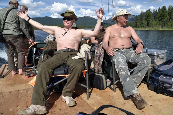 الرئيس فلاديمير بوتين ووزير الدفاع سيرغي شويغو يصطادان السمك في نهر جبلي في جمهورية تيفا، روسيا (1-3) أغسطس/ آب) - سبوتنيك عربي