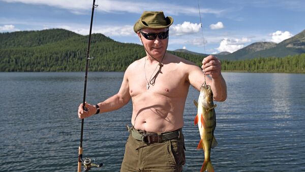 الرئيس فلاديمير بوتين ووزير الدفاع سيرغي شويغو خلال الصيد في جمهورية تيفا، روسيا (1-3) أغسطس/ آب) - سبوتنيك عربي