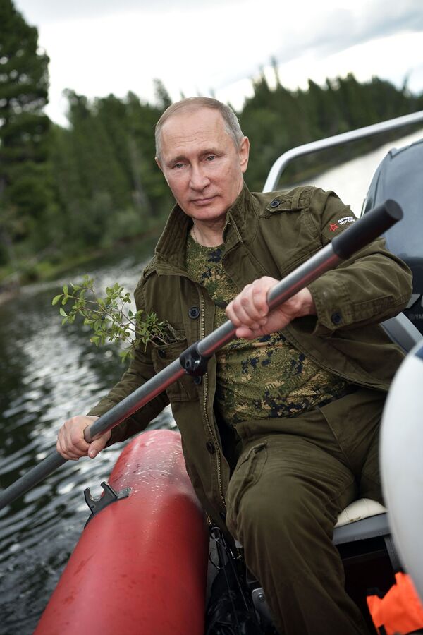 الرئيس فلاديمير بوتين على متن قاربه في منطقة سلسلة من البحيرات الجبلية في جمهورية تيفا، روسيا (1-3) أغسطس/ آب) - سبوتنيك عربي