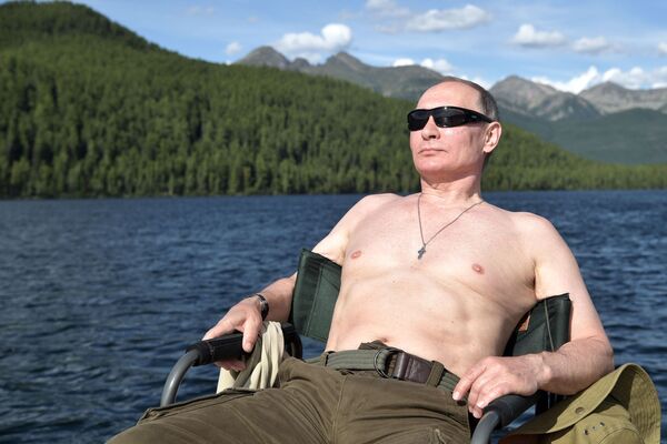 الرئيس فلاديمير بوتين يتشمس على نهر جبلي في جمهورية تيفا، روسيا (1-3) أغسطس/ آب) - سبوتنيك عربي