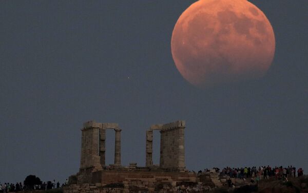  القمر الدموي ويظهر جزئيا في اليونان - سبوتنيك عربي