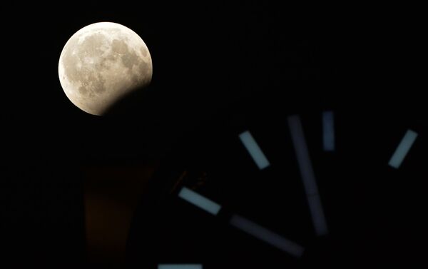  القمر الدموي ويظهر جزئيا في غروزني، الشيشان - سبوتنيك عربي