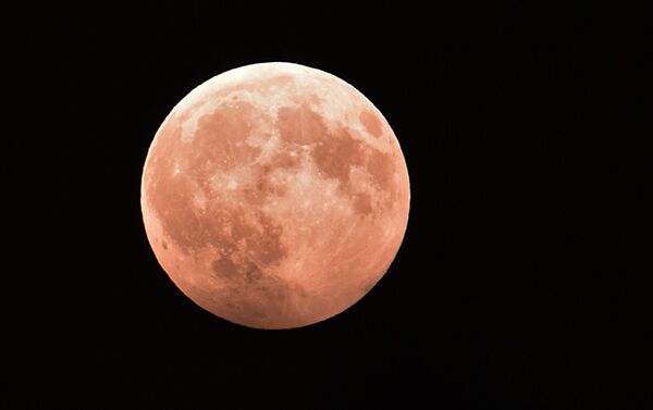  القمر الدموي ويظهر جزئيا في غروزني، الشيشان - سبوتنيك عربي
