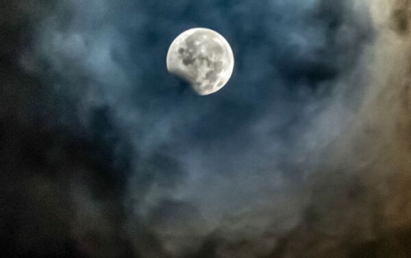 القمر الدموي ويظهر جزئيا في سومطرة، إندونيسيا - سبوتنيك عربي