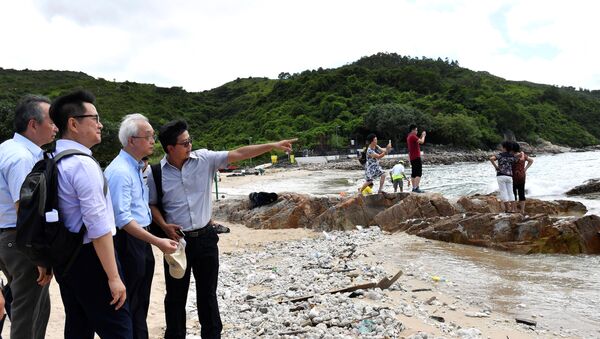 تنظيف شاطئ هونغ كونغ من التلوث - سبوتنيك عربي