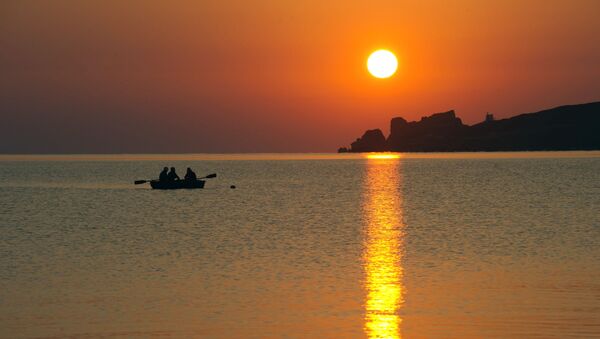 سياح يستمتعون بمشهد يطل على  بحر آزوف في المنتج السياحي كورورتنوي - سبوتنيك عربي
