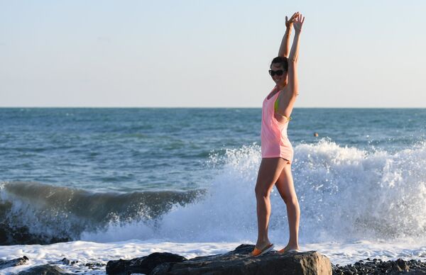 امرأة يافعة تقف على شاطئ سوتشي - سبوتنيك عربي