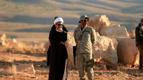 شيخ يقف إلى جوار جندي من حزب الله في جرود عرسال - سبوتنيك عربي