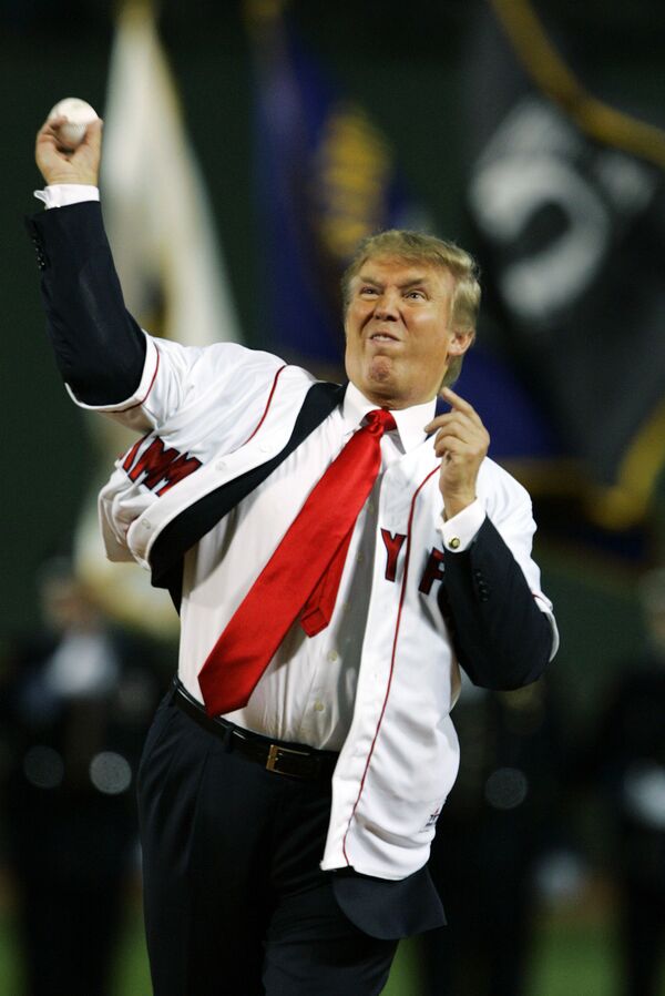 الرئيس الأمريكي دونالد ترامب يرمي كرة البيسبول - سبوتنيك عربي