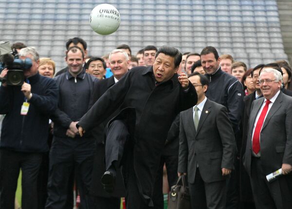 الرئيس الصيني شي جين بينغ يركل كرة القدم - سبوتنيك عربي
