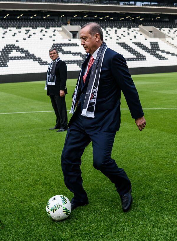الرئيس التركي رجب طيب أردوغان يركل كرة القدم - سبوتنيك عربي