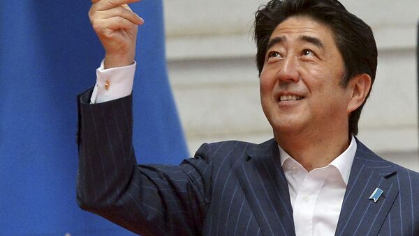 رئيس الوزراء الياباني شينزو آبي يلعب كرة السلة - سبوتنيك عربي