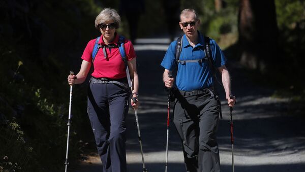 رئيسة وزراء البريطانية تيريزا ماي تمارس رياضة المشي مع زوجها - سبوتنيك عربي
