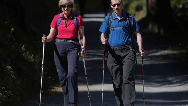 رئيسة وزراء البريطانية تيريزا ماي تمارس رياضة المشي مع زوجها - سبوتنيك عربي