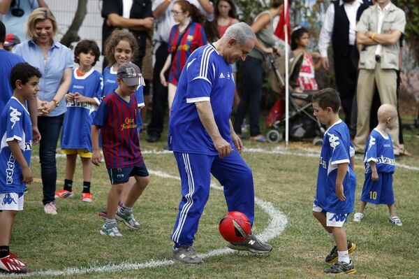 رئيس الوزراء الإسرائيلي بنيامين نتنياهو يلعب كرة القدم مع أطفال - سبوتنيك عربي