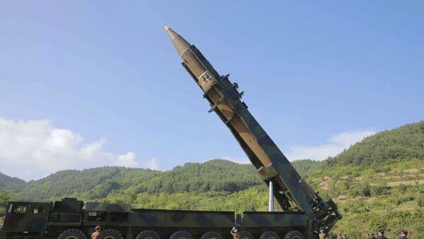 الزعيم الكوري الشمالي كيم جونغ أون يتفقد صواريخ هفاستون - 14 قبل الاختبارات - سبوتنيك عربي