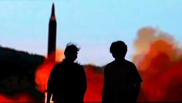 شاشة تعرض صواريخ كوريا الشمالية في مسرح بطوكيو - سبوتنيك عربي